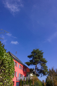 红房子，有树，蓝天，德国南部农村