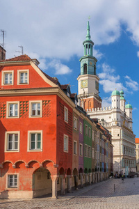 波兰波兹南旧市场广场上五颜六色的房子和市政厅。