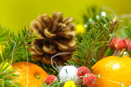 杉树枝橘子圆锥形和球的圣诞装饰