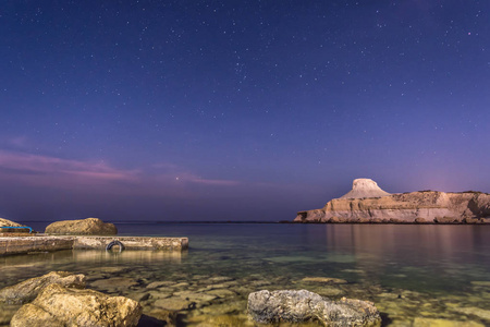 夜空中的星星在Xwejni Gozo海湾上空。马耳他。水平方向。文本空间。