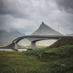 著名的桥建筑在弗雷德旺洛福顿群岛挪威。 伏兰斯坦登山的背景。