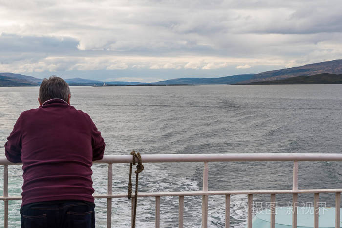渡船上的老人思考和集中水平的文本空间背面视图