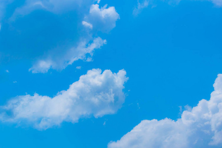 日出与阳光天空，天空中有云和太阳。