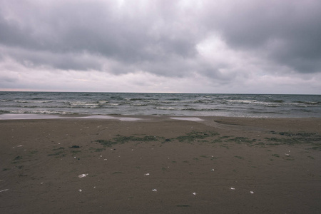 波涛汹涌的海水和沙滩