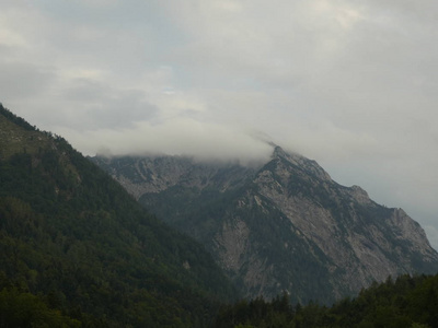 意大利南部高山峰顶岩全景图意大利南部云天野地