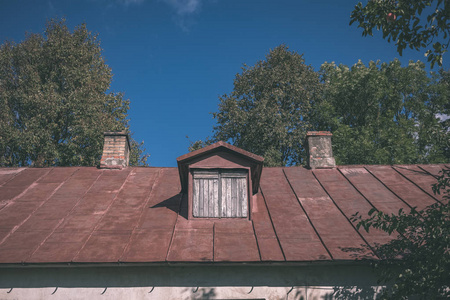 屋顶有烟囱的乡村住宅立面