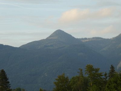 意大利南部高山峰顶岩全景图意大利南部云天野地