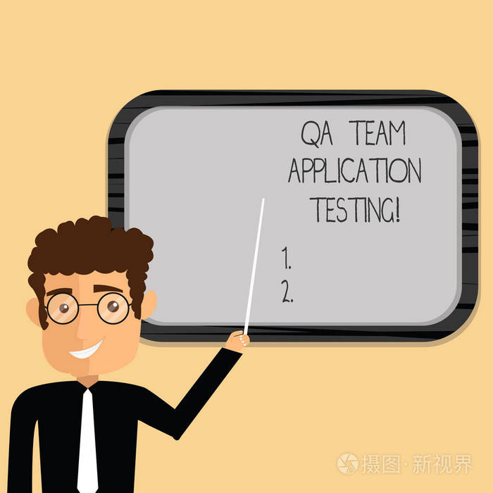 文字书写文本 qa 团队应用程序测试。问题和答案的商业概念制作软件测试人站立持有棒指向壁挂空白色板