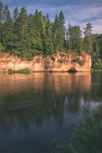 阿马塔河沿岸的砂岩悬崖和拉脱维亚绿林