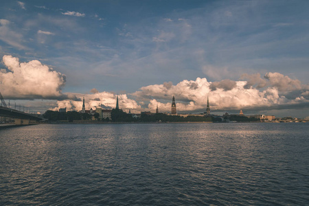 夏季从水中俯瞰达加瓦河和里加市全景