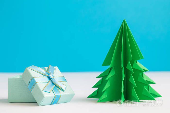 关闭折纸圣诞树和礼物。 复制的空间。
