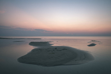 巴蒂克海拉脱维亚平静的水上日落