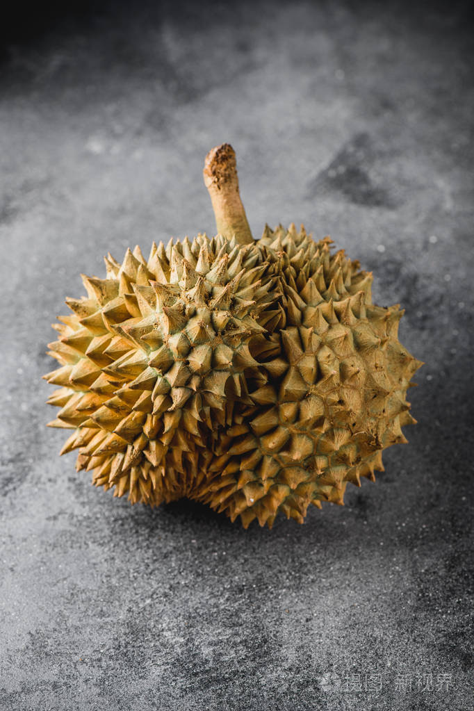 照片 榴莲异国水果从亚洲在混凝土桌子上. 暗键键键.jpg