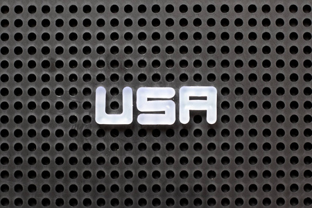 国字美国字中带有白色字母的黑色钉板美国的缩写照片