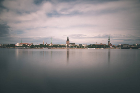 从拉脱维亚的水中俯瞰达加瓦河和里加市的全景