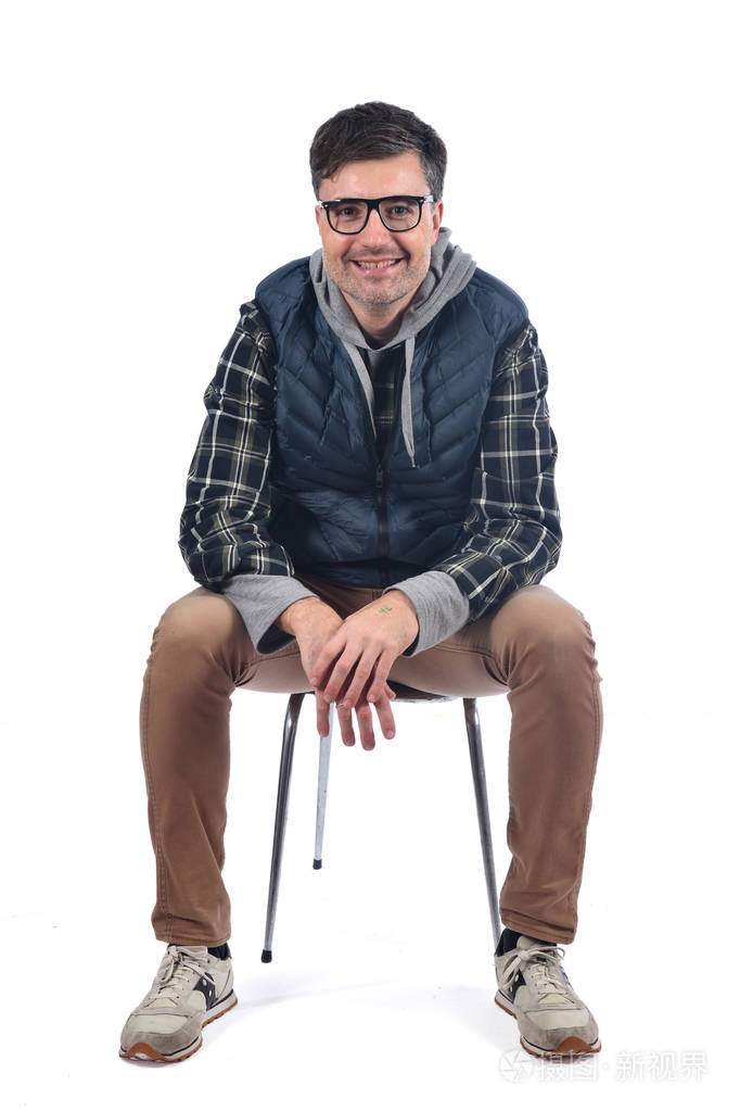 坐在白色椅子上的人的肖像