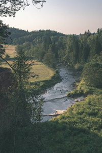 拉脱维亚阿马塔河中的水流，夏季绿叶