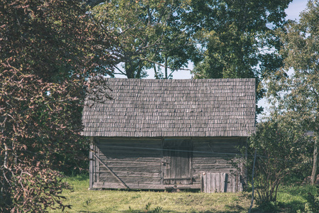 大自然中古老的木制乡村房子照片