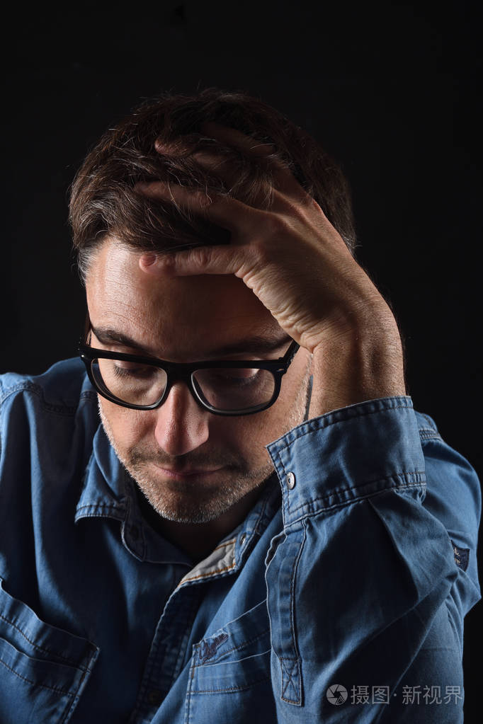 一个黑人的肖像往下看照片-正版商用图片15qwbw-摄图新视界