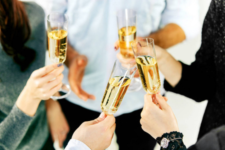 庆祝活动。手中持有的香槟和葡萄酒酿造举杯眼镜