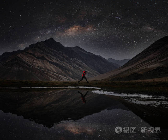 夜晚，一个人在湖上跳跃，繁星满天，山峦叠嶂