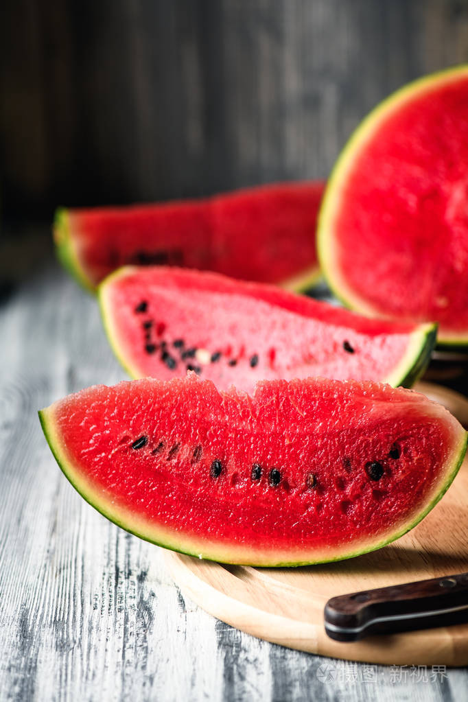 西瓜在乡村的桌子上一块块的红肉