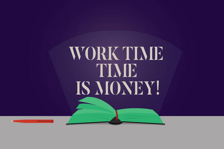 文字书写文本工作时间是钱。快速完成更多工作的商业理念笔梁发光在桌子上的开放书籍照片的彩页