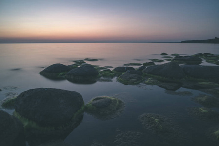 美丽的日落时，岩石海滩