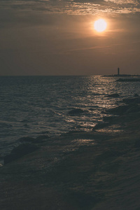 夏日平静的海面上戏剧性的红橙色日落