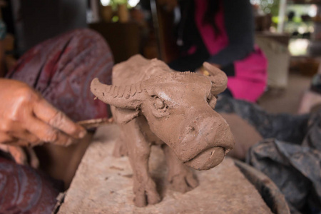 泰国政府机构将泥塑改为水牛图片