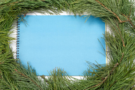 圣诞贺卡。在木板上装饰和装饰。木制背景上的圣诞枞树和信。复制空间