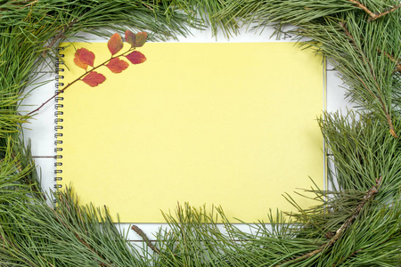 圣诞贺卡。在木板上装饰和装饰。木制背景上的圣诞枞树和信。复制空间