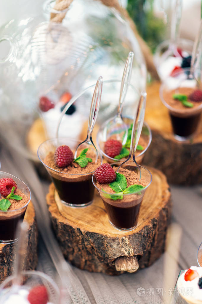 美味的糖果自助餐许多五颜六色的甜点与草莓覆盆子和黑莓