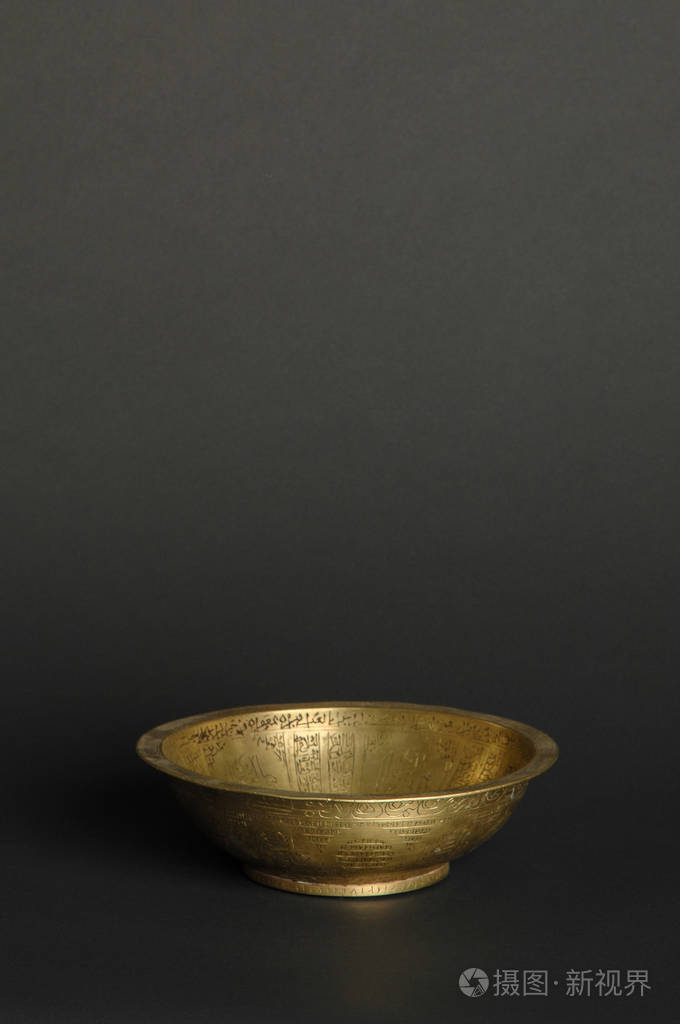 黑暗背景上的古代金属碗古董青铜器