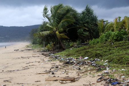 泰国卡隆海滩普吉岛的垃圾。 环境污染是泰国的一个大问题