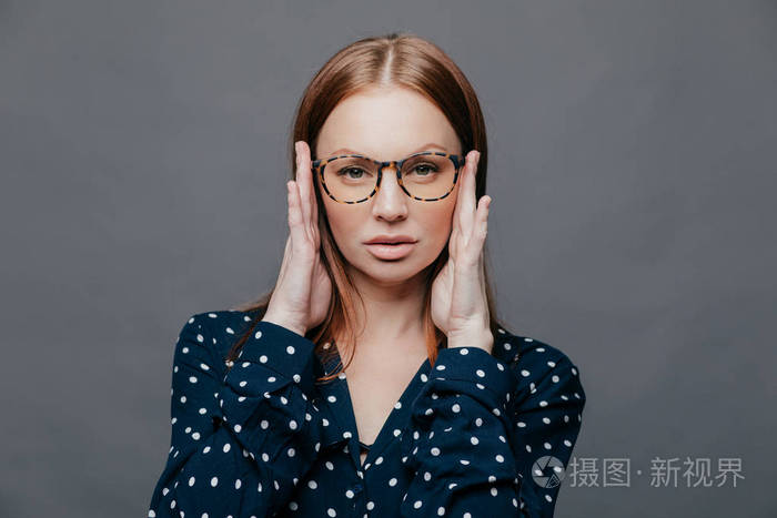 严肃女教师的头像保持双手在头上,有自信的面部表情,戴眼镜,圆点,白色