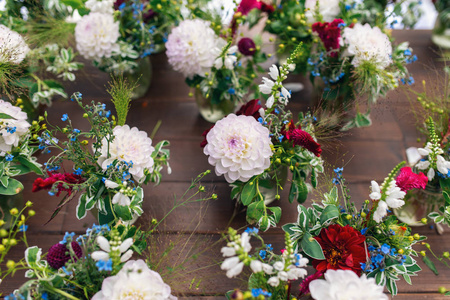 婚礼上漂亮的花饰。 白色和红色菊花