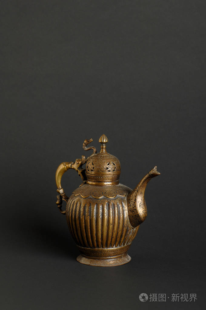 古老的东方金属茶壶在黑暗的背景上古董青铜器