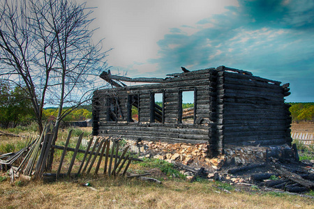 俄罗斯偏远村庄烧毁和烧焦的木屋