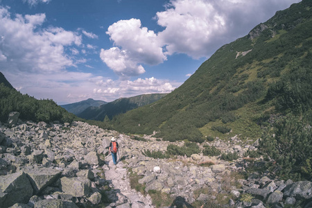 塔特拉山的洛基徒步旅行小径，背景是斯洛伐克