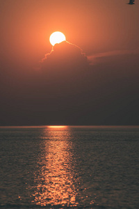 夏日平静的海面上橙色的戏剧性日落，天空戏剧性