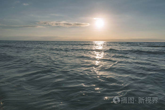 色彩斑斓的日落在海面上，有着鲜艳的色彩和戏剧性的云彩