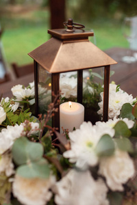 灯笼里的蜡烛。 婚礼用蜡烛的漂亮的花饰。