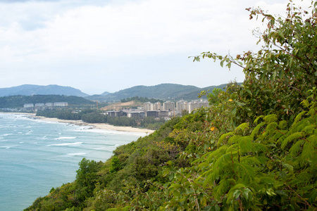 有海景的旅游小镇海岸上大型岩石上的热带树木和植被