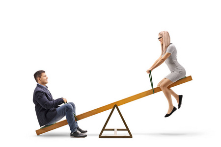 一对年轻夫妇骑着跷跷板,被孤立在白色背景上照片