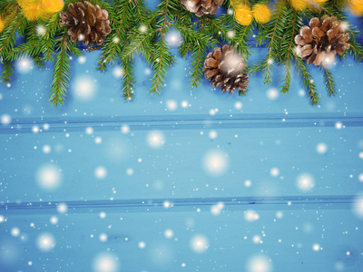 圣诞节背景和圆锥形装饰，木板上有冷杉枝