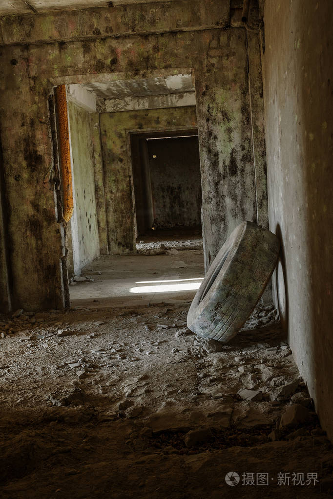 废弃行政大楼的内部. 工业工厂的内部废墟.