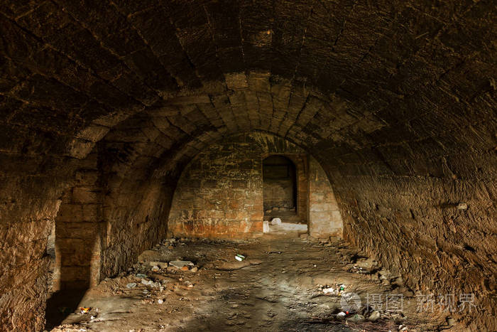 进入乌克兰敖德萨的地下墓穴. 作为黑暗设计步骤的创造性背景.