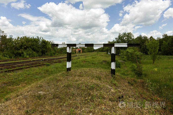 条纹黑白屏障挡住了道路的尽头. 铁路轨道终点