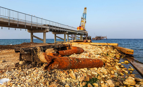 海底旧大管道的碎片. 经过多年的海水腐蚀,损坏了金属管道.